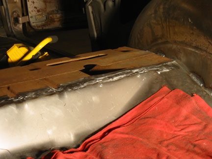 Trunk floor to package tray joint