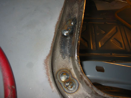 Driver hinge attached to trunk gutter