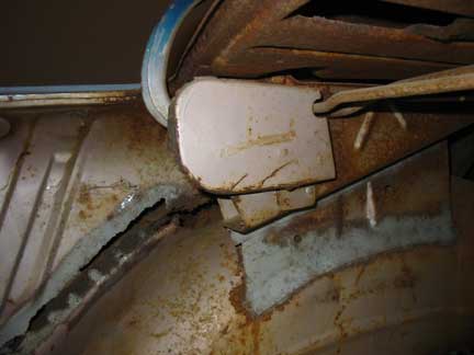 Trunk hinge cover