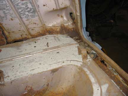 Passenger trunk rust 4