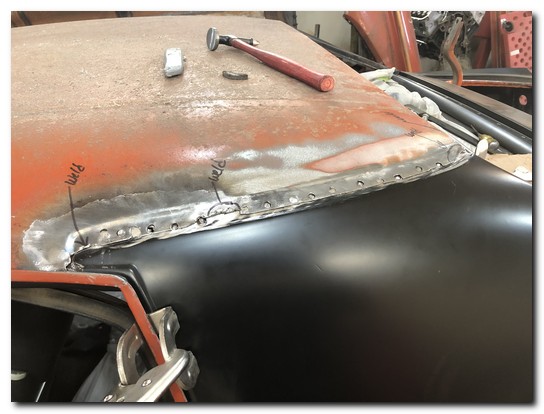 Roof quarter panel seam