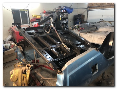 Engine hoist for bed