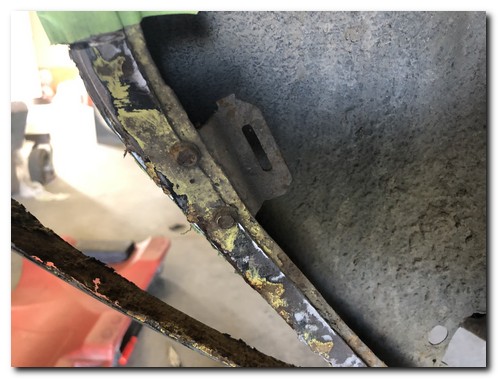 Fender skirt bracket